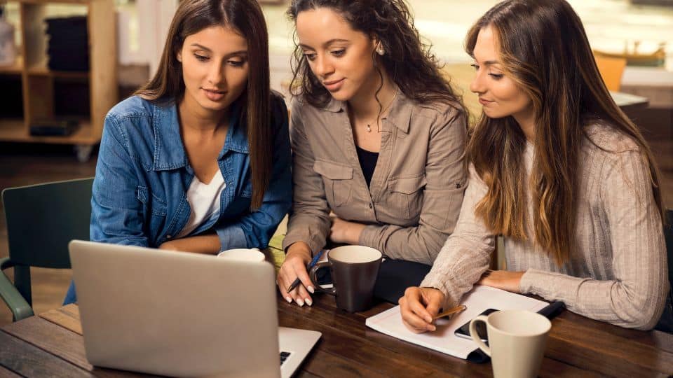 לימודי טיפול קוגניטיבי התנהגותי (CBT): שינוי חיים וקריירה עבור סטודנטים חרדים